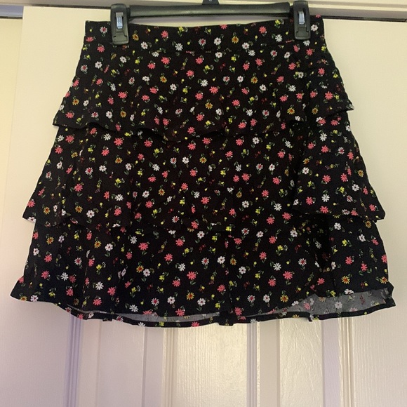 NWT Francesca’s Lily Star Floral Print 3 Layer Ruffle Skirt       Size Medium - Picture 2 of 2